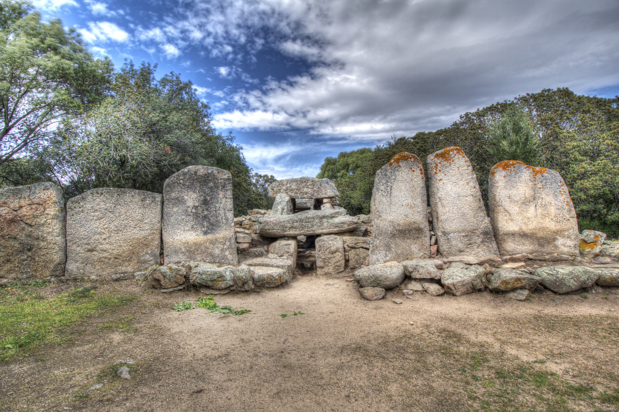 Tomba di giganti, Giant Tomb, mont'e s'Abe, Olbia, Sardegna, Sardinia, nuraghe