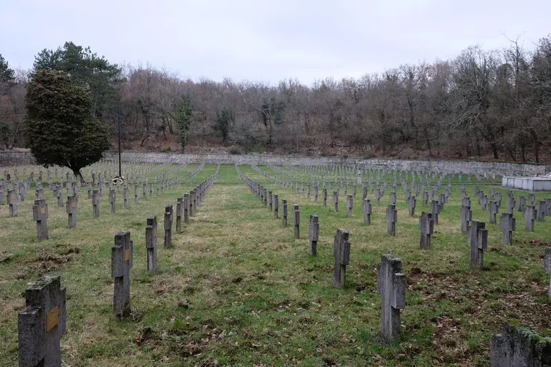 cimitero militare, dolina carsica, soldati austro-ungarici, croci, diverse nazionalità