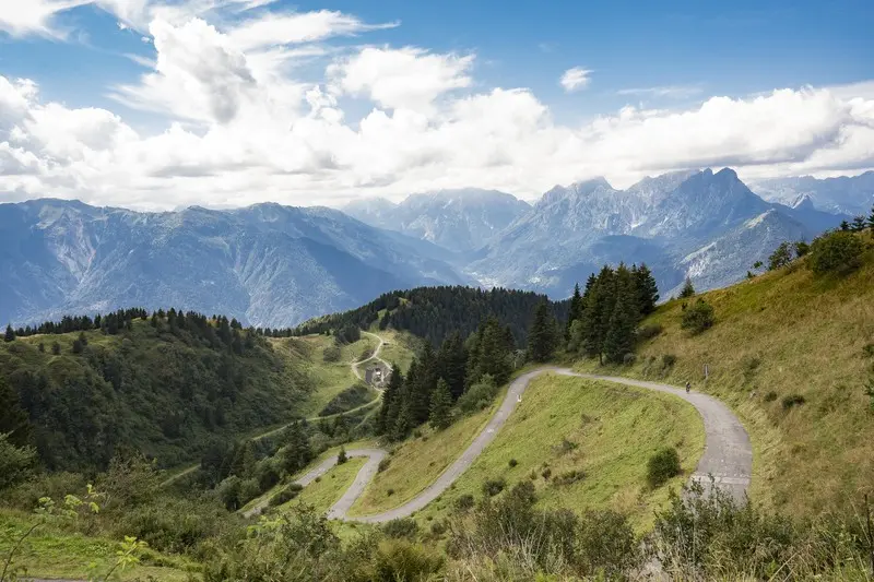 <p>montagna, cima, bellezza, attività, sci alpinismo, escursionismo, trekking, mountain bike, ciclismo, Giro d'Italia, malghe, boschi, prati.</p>