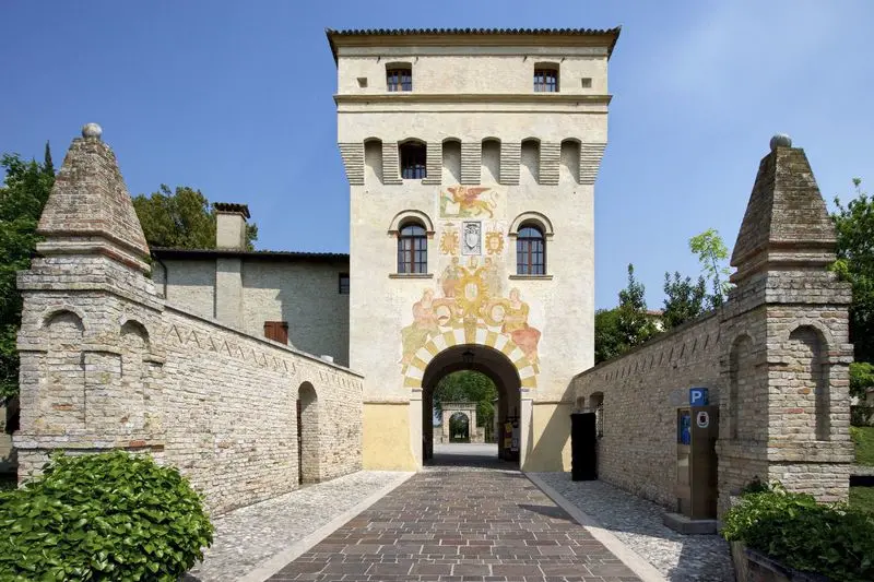 borgo storico, castello medievale fortificato, torrione, campanile